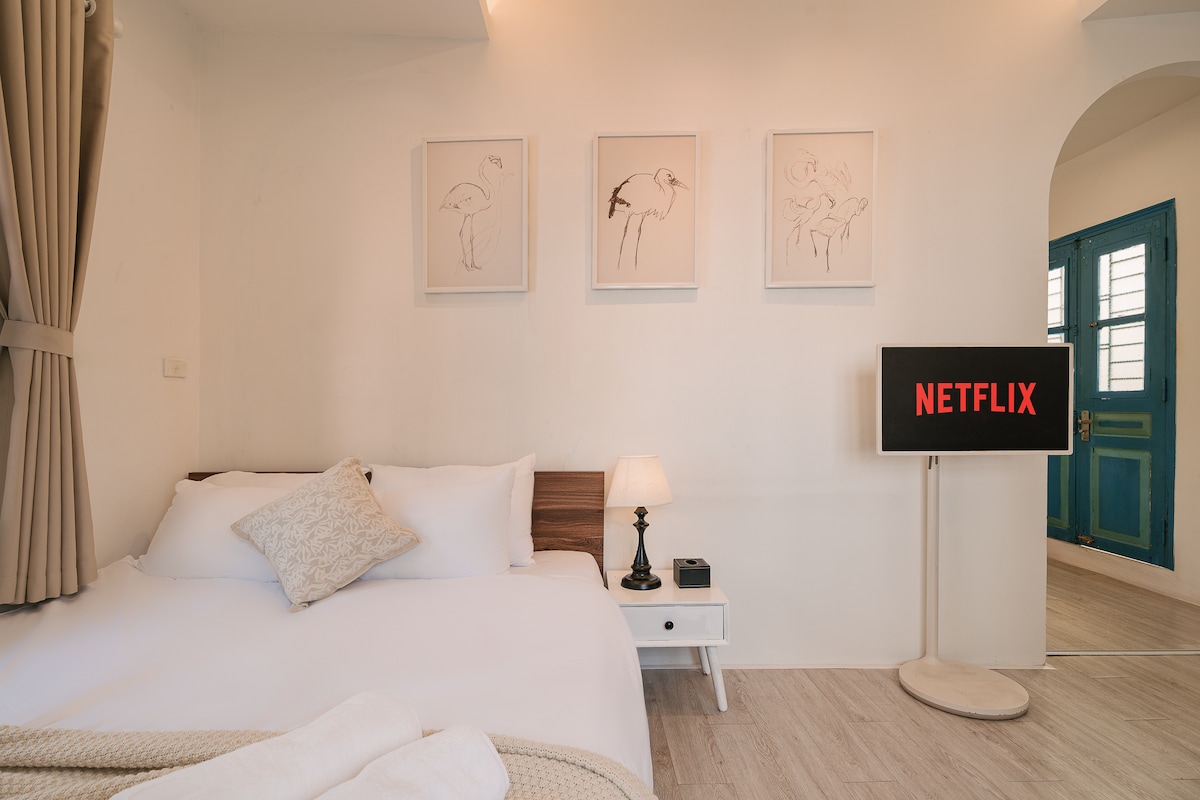 A warm bedroom at Hiddenflame